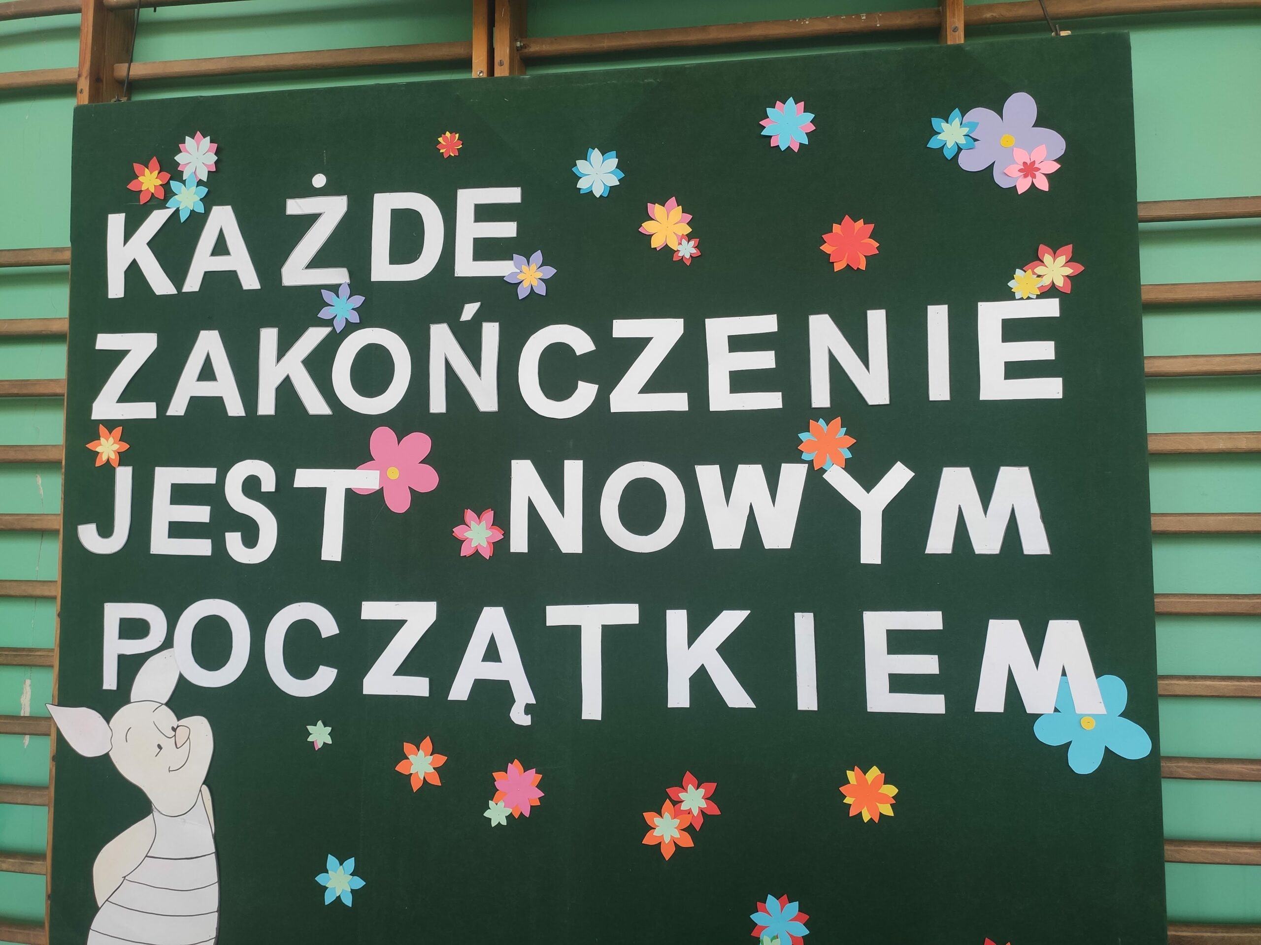 Tablica zawierająca tytuł uroczystości
