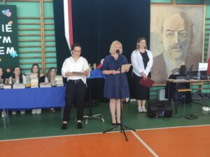Przedstawiciele rady rodziców przemawiają do zgromadzonych