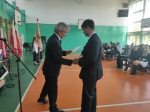 Dyrektor wręcza świadectwo uczniowi