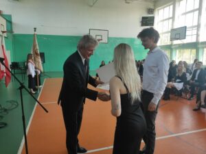Dyrektor wręcza świadectwo uczniowi