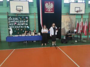 Przedstawiciele klas trzecich żegnają absolwentów