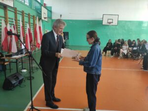 Dyrektor wręcza świadectwo uczniowi