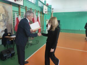 Dyrektor wręcza świadectwo uczniowi