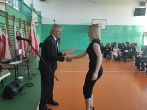 Dyrektor wręcza świadectwo uczniowi