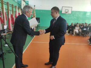 Dyrektor wręcza świadectwo uczniowi