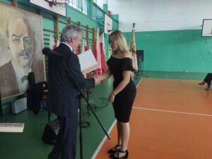 Dyrektor wręcza świadectwo uczniowi