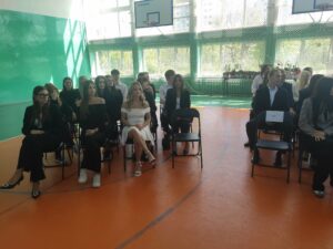 Widok uczniów będących na uroczystości