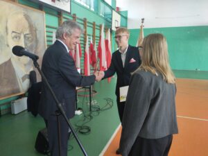 Dyrektor wręcza świadectwo uczniowi