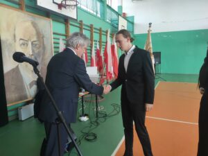 Dyrektor wręcza świadectwo uczniowi