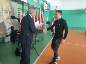 Dyrektor wręcza świadectwo uczniowi