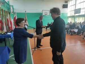 Wychowawca gratuluje uczniowi