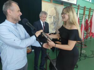 Pan Piotr Kulawczuk dziękuje uczniom grającym i śpiewającym w jego zespole