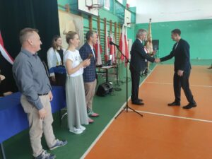 Dyrektor i nauczyciele wychowania fizycznego dziękują uczniom za udział w zawodach