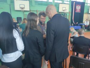 Absolwenci dziękują wychowawcom