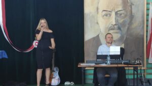 Uczennica wykonuje piosenkę