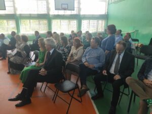 Nauczyciele oglądający uroczystość