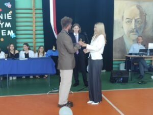 Nauczyciel otrzymuje nagrodę za nominację w swojej kategorii