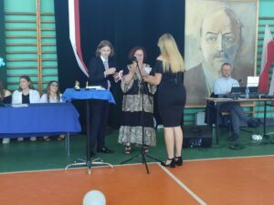 Nauczyciel otrzymuje nagrodę za nominację w swojej kategorii