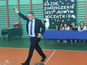Nauczyciel otrzymuje nagrodę za nominację w swojej kategorii
