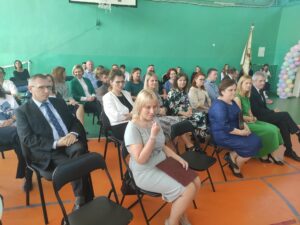Nauczyciele oglądający uroczystość