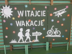 Tablica z napisem „Witajcie wakacje”
