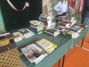 Widok stołu z nagrodami książkowymi