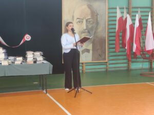 Przewodnicząca samorządu uczniowskiego wita wszystkich