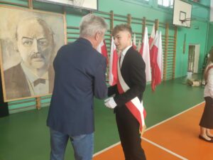 Dyrektor wręcza nagrodę