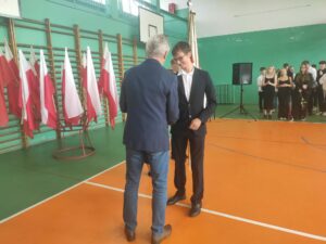 Dyrektor wręcza nagrodę