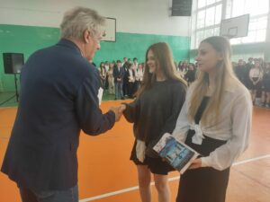 Dyrektor wręcza nagrodę