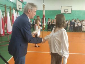 Dyrektor wręcza nagrodę