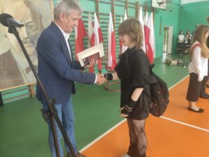 Dyrektor wręcza nagrodę