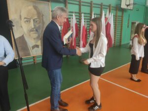 Dyrektor wręcza nagrodę