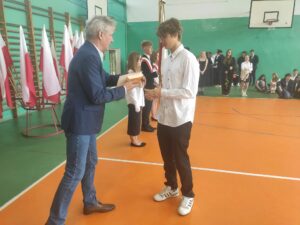 Dyrektor wręcza nagrodę
