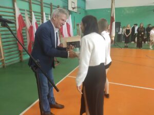 Dyrektor wręcza nagrodę