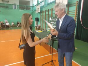 Dyrektor wręcza nagrodę