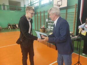 Dyrektor wręcza nagrodę