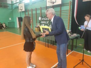 Dyrektor wręcza nagrodę