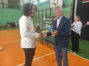 Dyrektor wręcza nagrodę