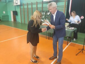 Dyrektor wręcza nagrodę