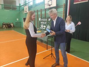 Dyrektor wręcza nagrodę