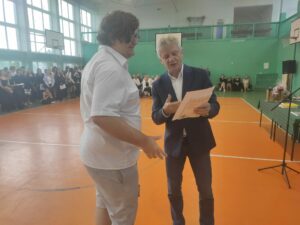 Dyrektor wręcza nagrodę