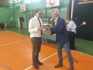 Dyrektor wręcza nagrodę
