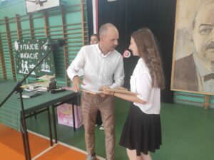 Opiekun samorządu uczniowskiego wręcza nagrodę