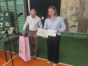 Opiekun samorządu uczniowskiego wręcza nagrodę