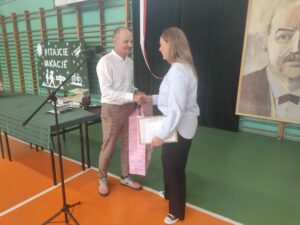 Opiekun samorządu uczniowskiego wręcza nagrodę