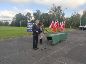 Dyrektor LO VI przemawia do zgromadzonych