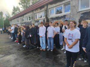 Widok uczniów słuchających przemówienia dyrektora