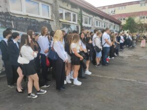 Widok uczniów słuchających przemówienia dyrektora