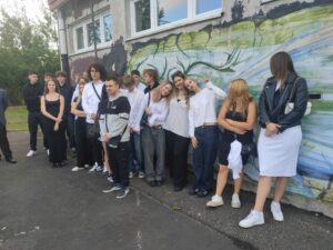 Widok uczniów słuchających przemówienia dyrektora
